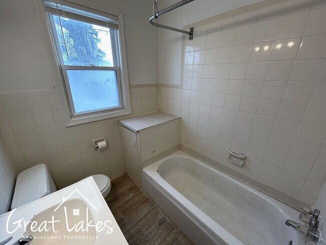 Building Photo - Lovely 3 Bedroom 2 Bathroom now available for rent