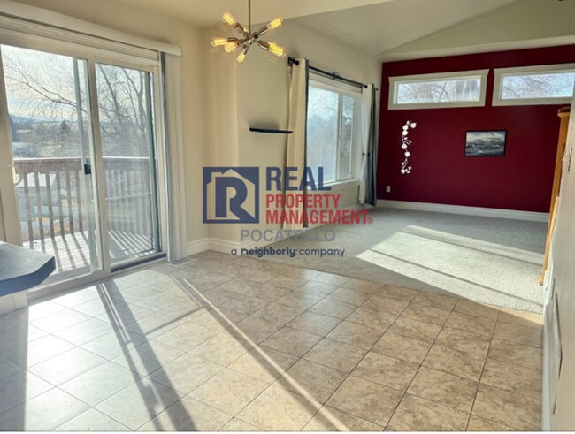 Building Photo - 3 bed 2.5 bath 2 car garage house - pets negotiable