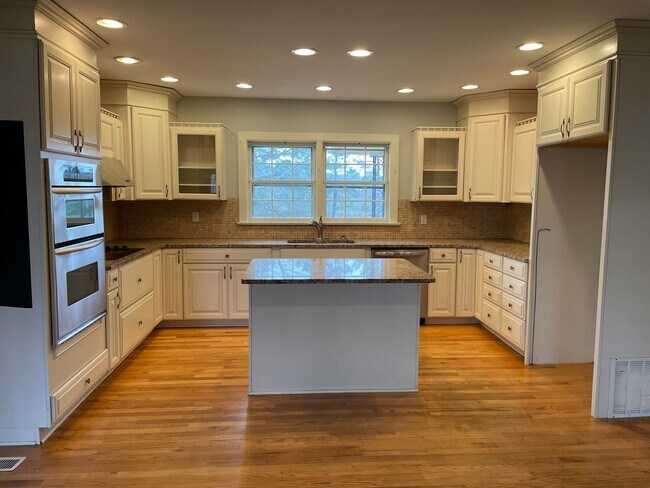 Building Photo - Executive 3/3 House in Coosa on Acreage $1...