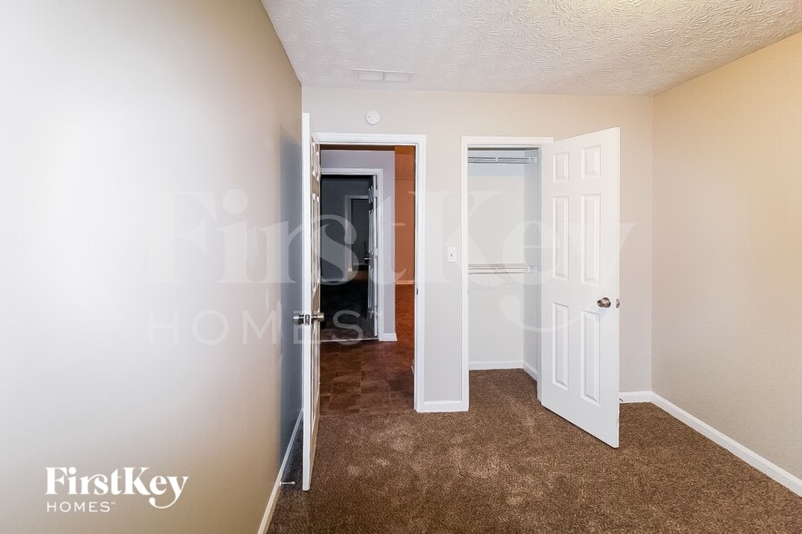 Building Photo - 6206 Amberly Rd