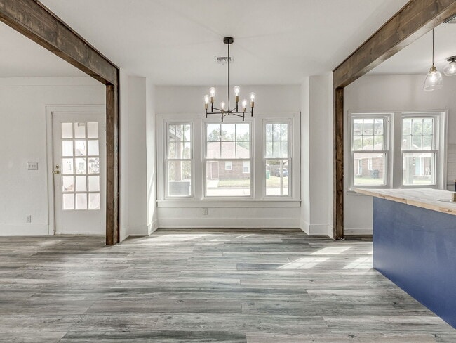 Building Photo - Beautifully Updated Bungalow!