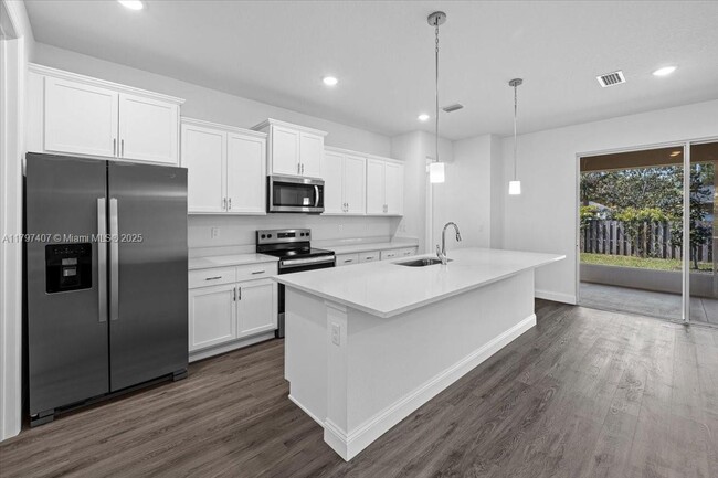 Building Photo - 11 Burgundy Pl
