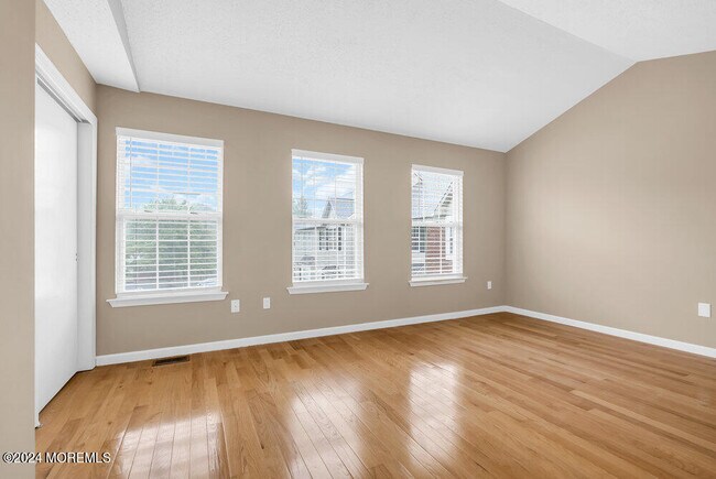 Building Photo - 87 Richmond Ct S