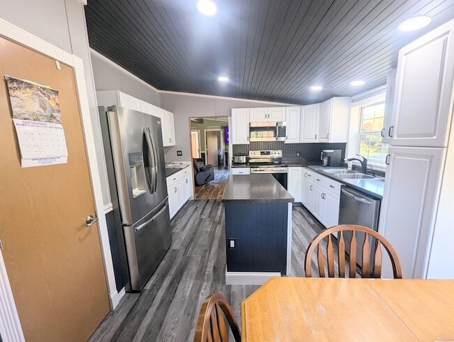 Building Photo - 43 Crestwood Dr