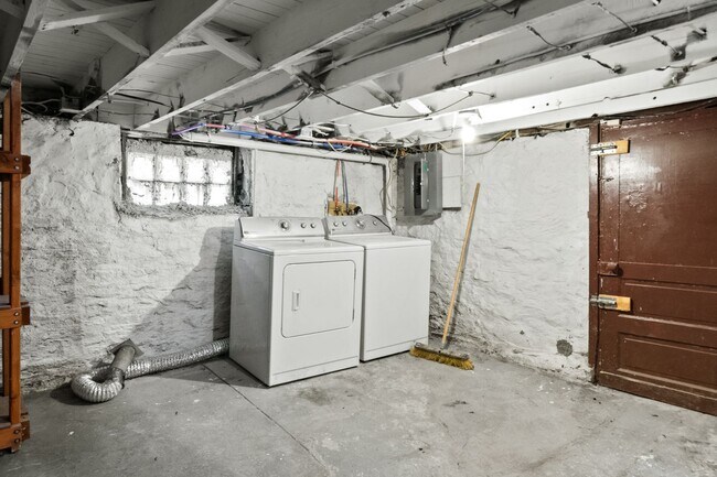 Building Photo - Dutchtown 2 bed 1 bath Single-Family for R...