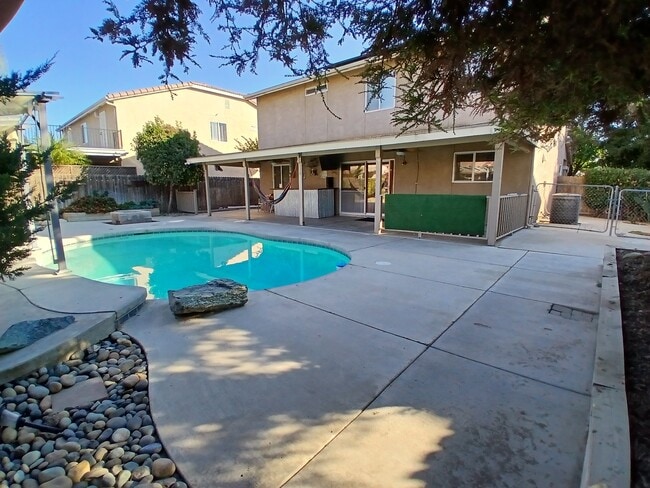 Building Photo - 1842 Santa Maria Ave