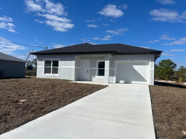 Building Photo - Brand-New Modern 2BR/2BA Home with Garage- In Serene Lake Placid Location