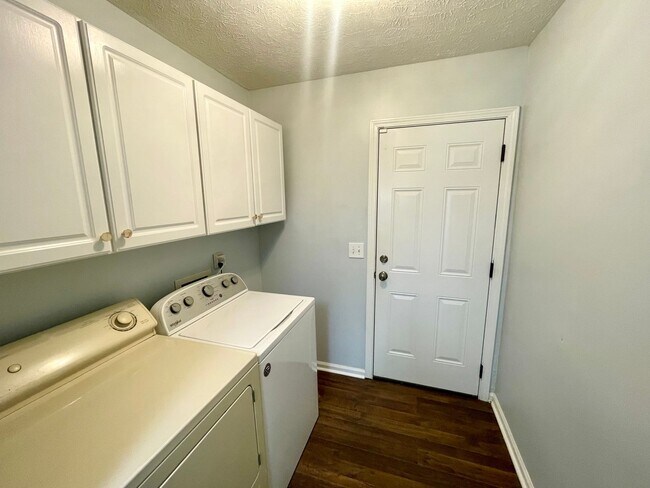 Building Photo - 3/2 For Rent in Brandon 047!