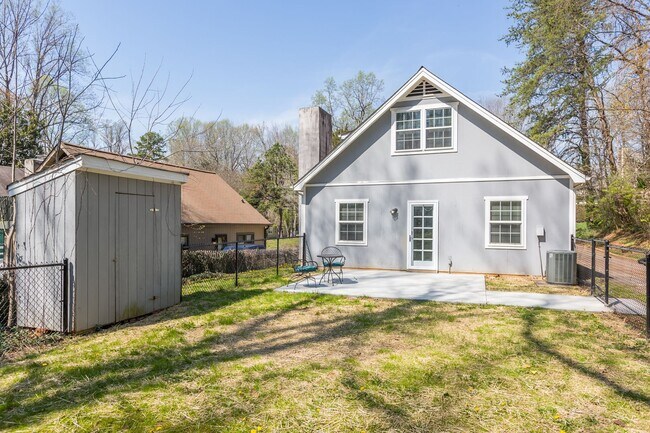 Building Photo - Spacious 3 bed 2 Bathroom House in Peace Haven Rd Winston-Salem