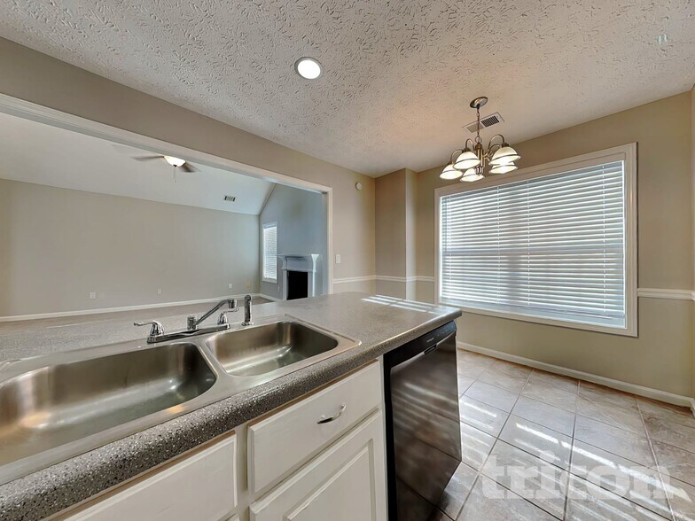 Building Photo - 2051 Meadowglen Ln