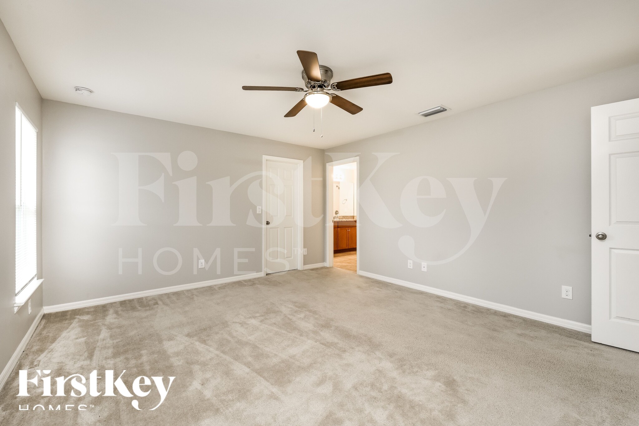 Building Photo - 2912 NW 18th Pl