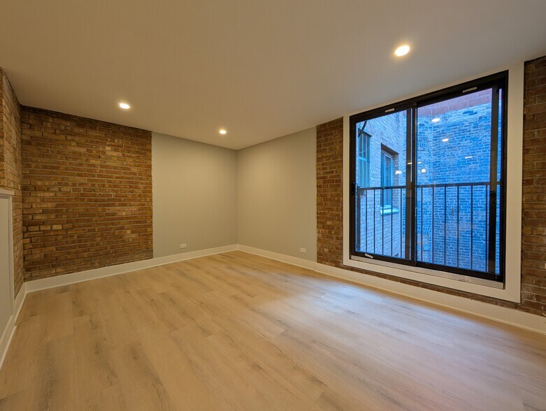 Building Photo - 1214 N La Salle Dr