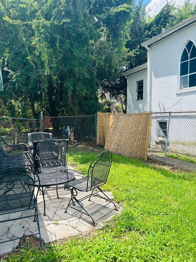 Building Photo - 2030 Bienville St