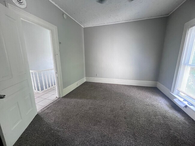 Building Photo - Adorable and Spacious Upper One Bedroom on...