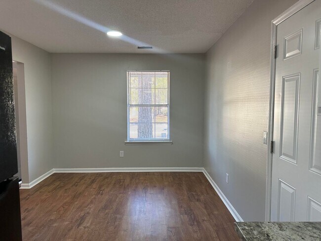 Building Photo - MOVE IN SPECIAL: $500 OFF 1ST FULL MONTH'S RENT!**