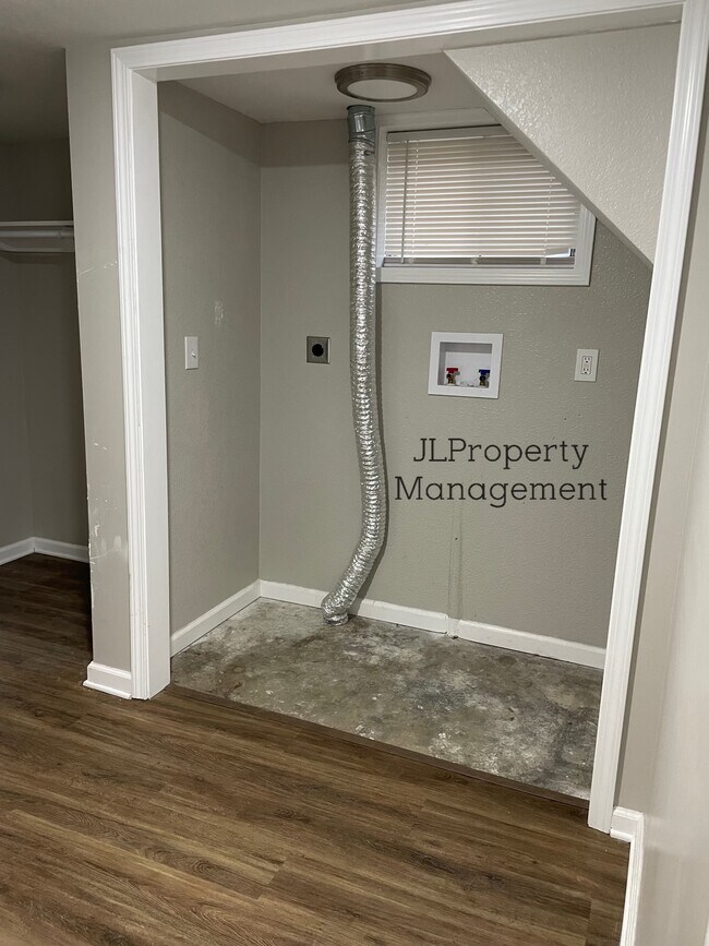 Building Photo - 931 SW Kingscross Rd