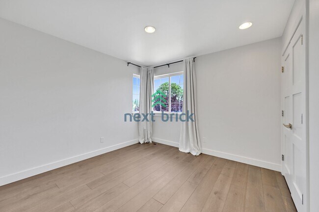 Building Photo - 4 BED & 2.5 BATH FOR RENT