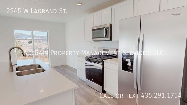 Building Photo - 2945 W LaGrand St