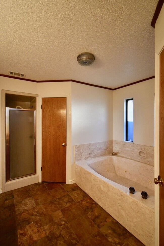 Building Photo - Inviting 3 Bedroom 2.5 Bathroom Home in Ha...