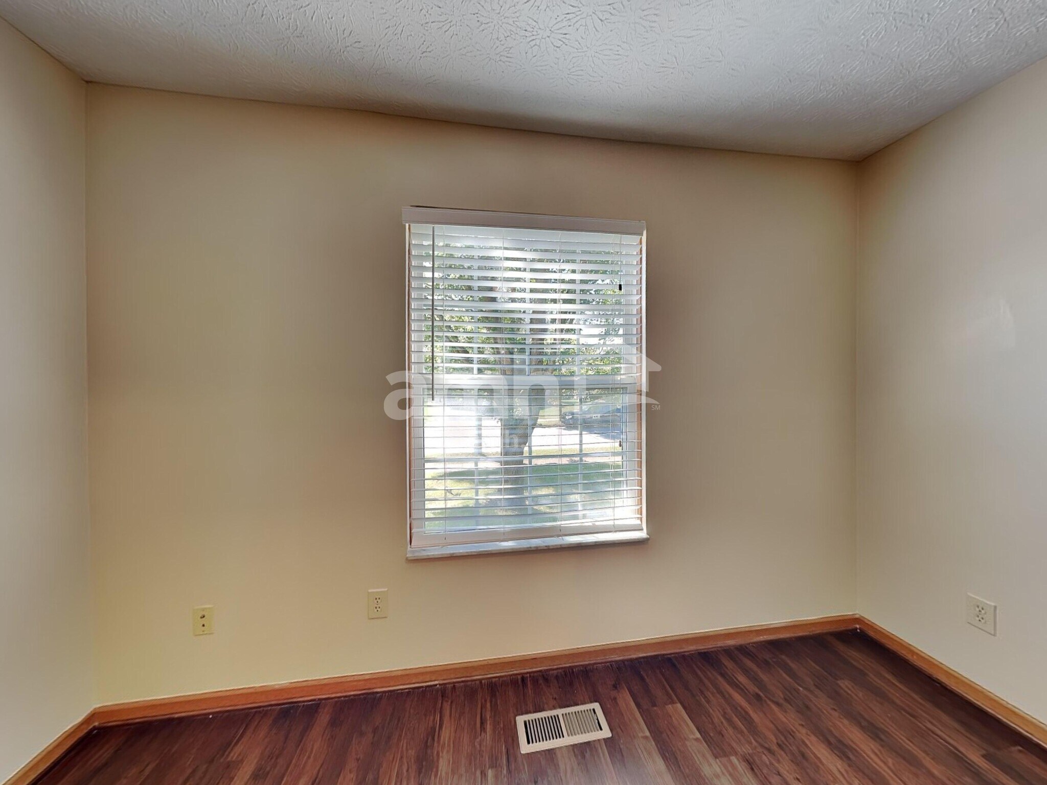 Building Photo - 1960 Queens Meadow Ln