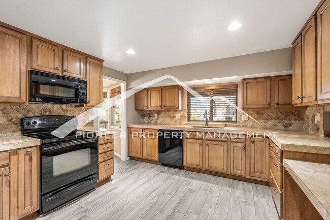 Building Photo - 6525 White Falcon Ct