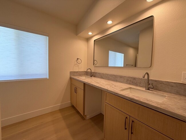 Building Photo - Gorgeous 3 bedrooms, 2.5 baths home