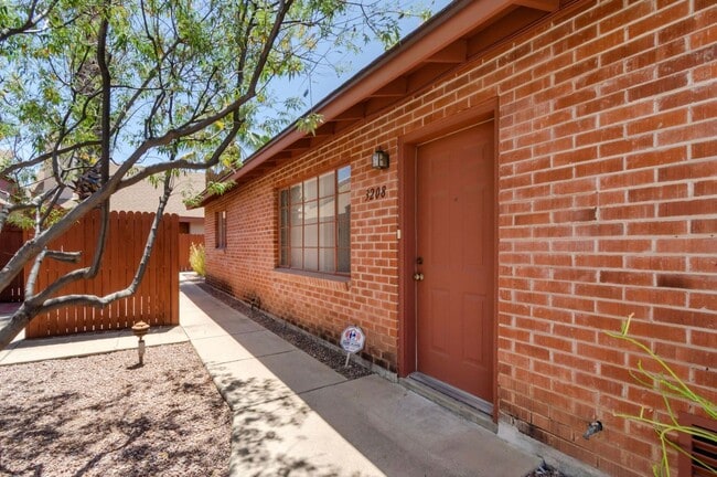 Building Photo - Charming Townhome near UA