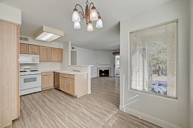 Building Photo - Great 2 bedroom 2 bathroom upstairs condo!