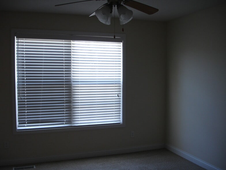 Building Photo - 703 Prairie View Rd