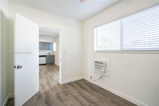 Building Photo - 1750 S Treasure Dr