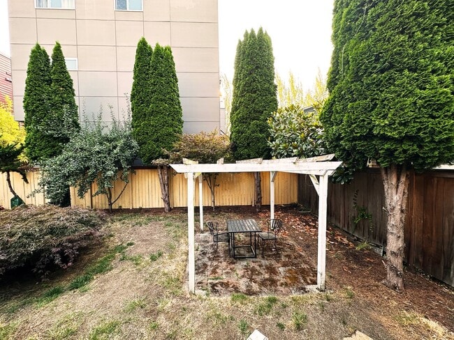 Building Photo - 1Bd/1Ba Seattle Duplex