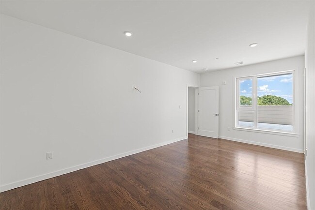 Building Photo - 267 Old Colony Ave