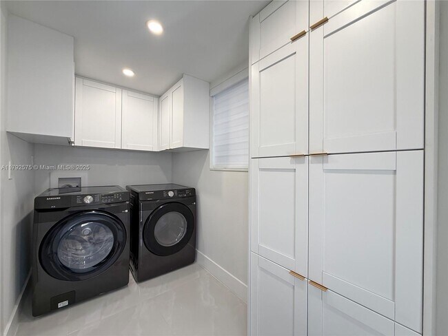 Building Photo - 927 SW 18th Ave