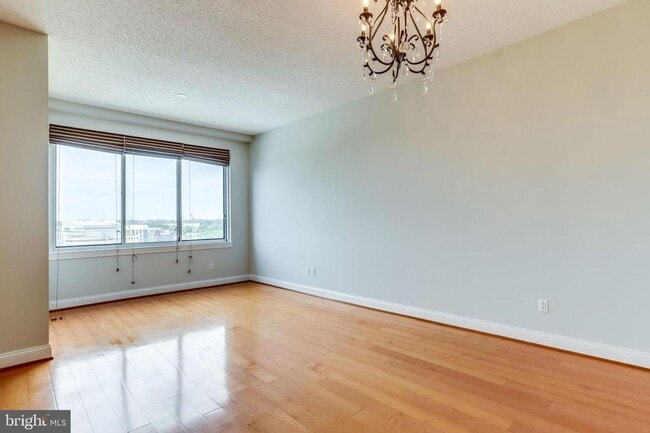 Building Photo - 1 bedroom 1 Bath - Highrise Luxury Living ...