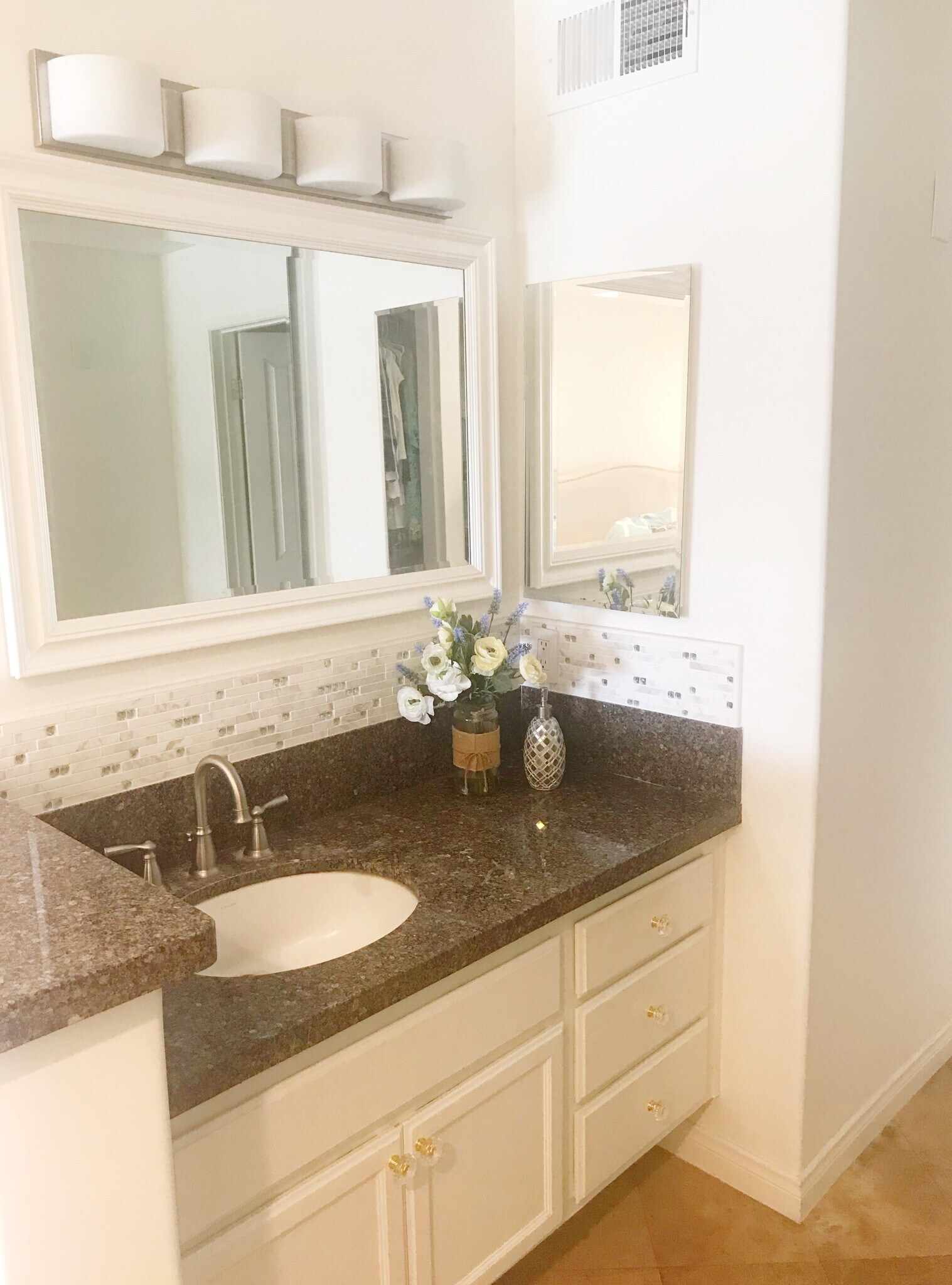 Bedroom #1 private bathroom - 400 Lake St