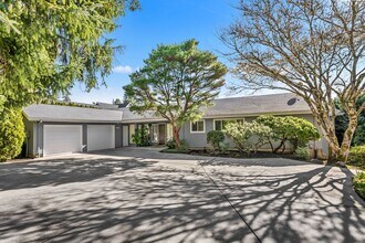 Building Photo - 4-Bedroom Luxury Home for Rent by Portland...