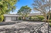 Building Photo - 4-Bedroom Luxury Home for Rent by Portland...