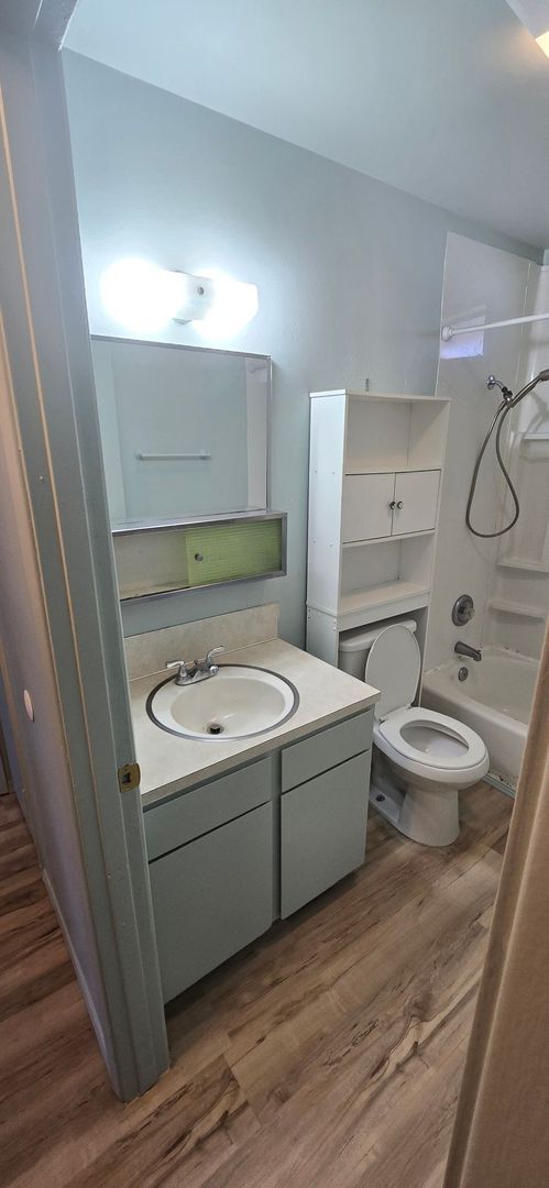 Building Photo - 4207 Laverne Ave