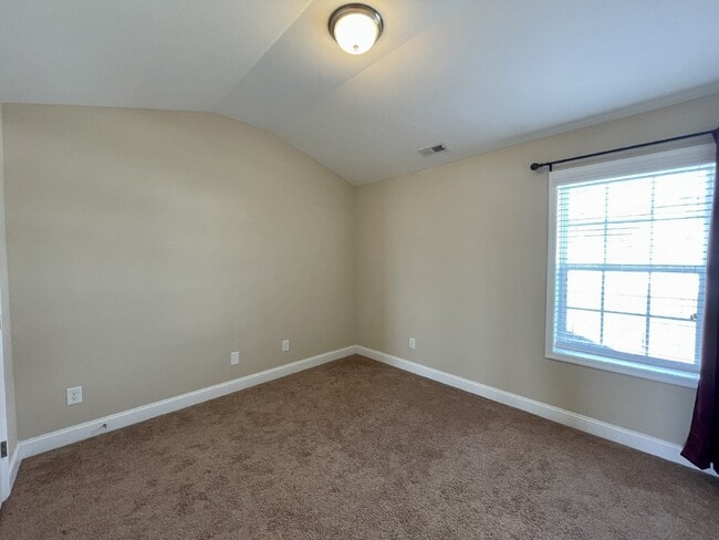 Building Photo - 4 Bed, 2 And A Half Bath Nest In Bedford