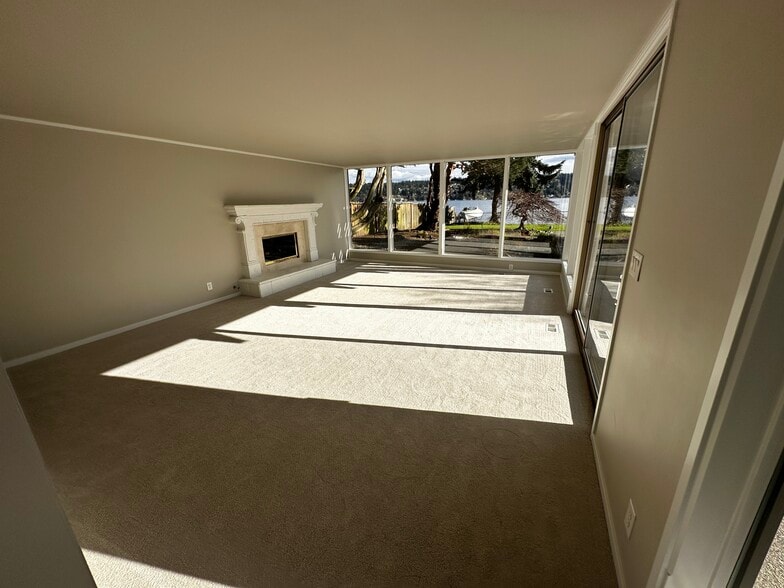 Family Room - 16736 Shore Dr NE