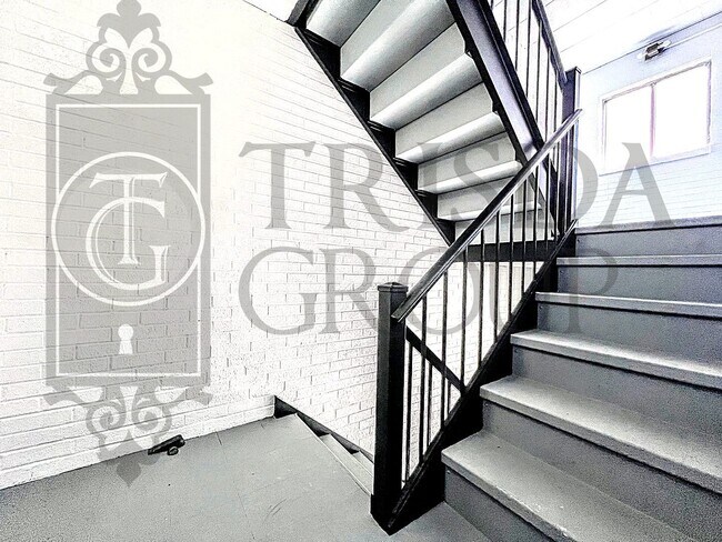 Building Photo - Move In Ready! North Hills School District, Parking, Updated 2 BR, Quartz Countertops, AC, Laundr...