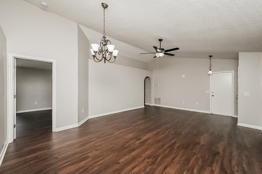 Building Photo - 30615 Double Dr