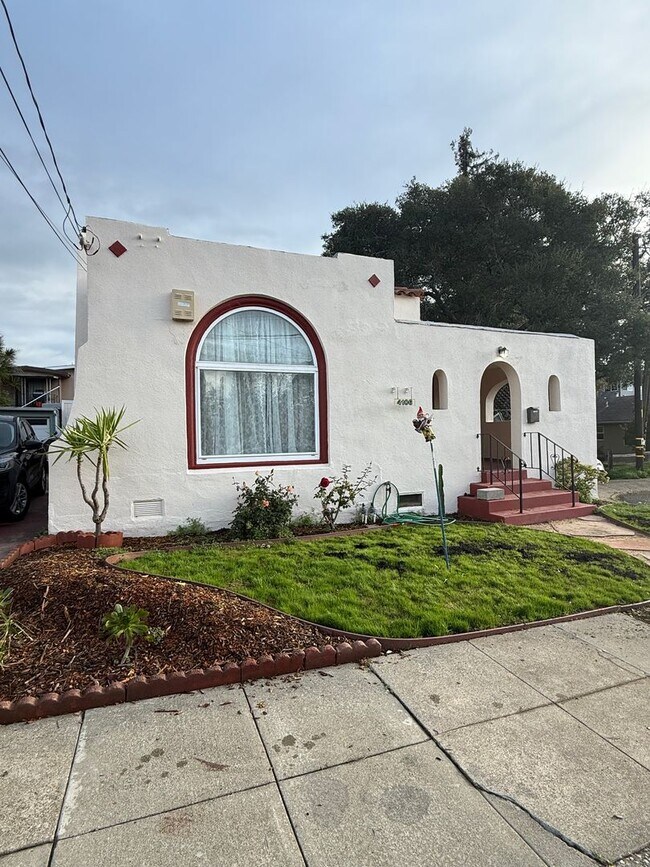 Building Photo - Huge 2 Bed House with a Shared Back Patio