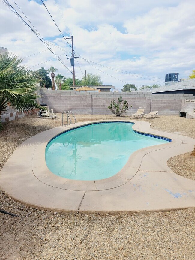 Building Photo - HOME WITH SPARKLING POOL! NO HOA!