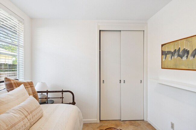 Building Photo - Centrally Located - Minutes from Dell Children's Hospital