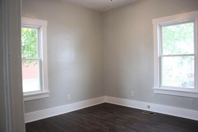 Building Photo - 2 Bedroom 1 Bath Home
