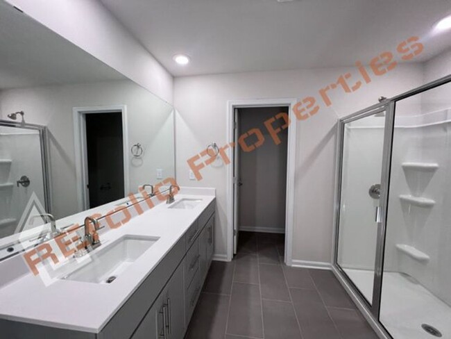 Building Photo - Beautiful 5 Bedroom 3 Bath 2-Car Garage Ho...