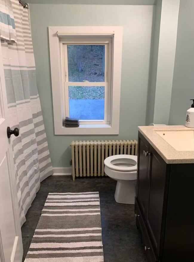 Building Photo - Centrally located 2 Bedroom, 2 Bathroom ho...