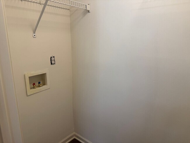 Building Photo - Three Bedroom Townhouse in Sherrills Ford with Bonus Room