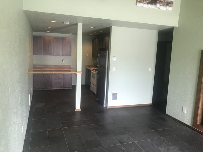 Building Photo - Adorable Condo in NE Bend!